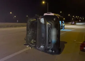 Kontrolden çıkan hafif ticari araç takla attı