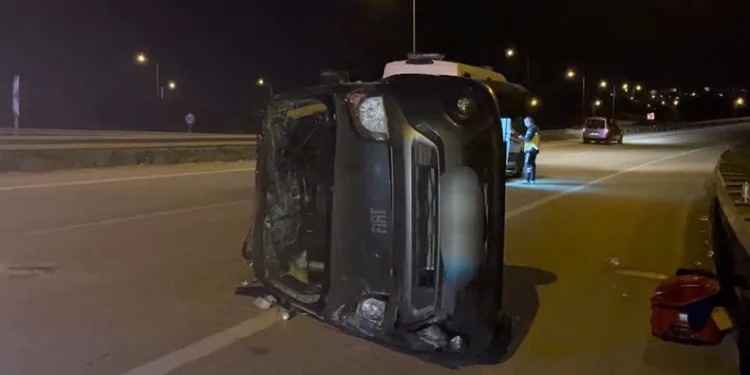 Kontrolden çıkan hafif ticari araç takla attı