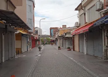 Bayramın ilk günü çarşıda sessizlik