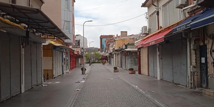 Bayramın ilk günü çarşıda sessizlik