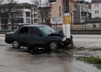 Otomobil beton direğe çarptı