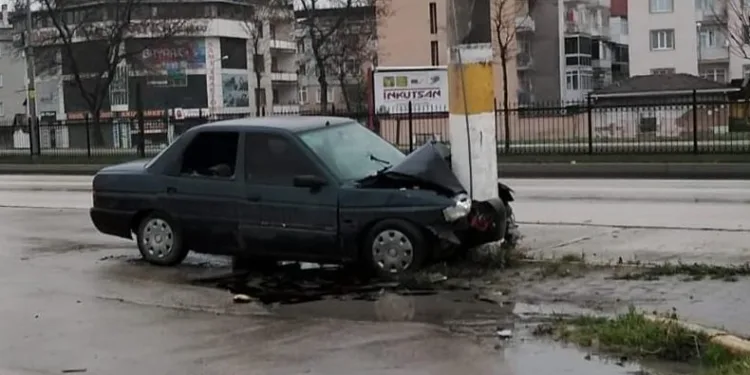 Otomobil beton direğe çarptı