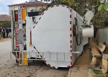 Bursa’da tırın devrilme anı kamerada