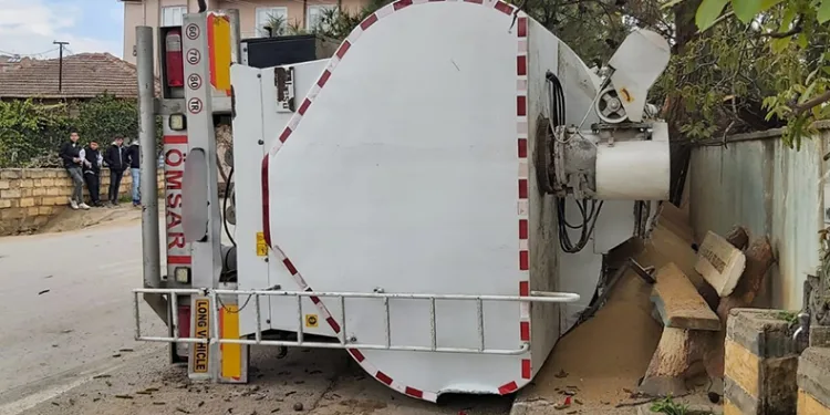 Bursa’da tırın devrilme anı kamerada