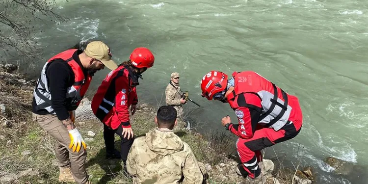 Munzur Çayı’na düşen kayıp gençleri arama çalışmaları