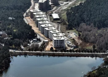 Gölet yakınındaki konutlardan ilginç görüntüler