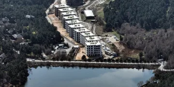 Gölet yakınındaki konutlardan ilginç görüntüler