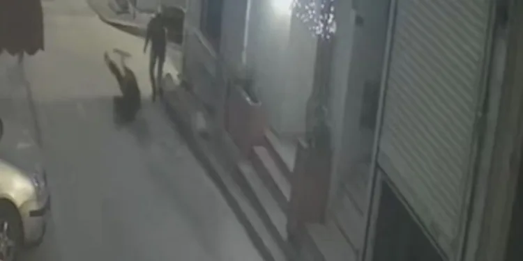Babasına küfreden şahsı bıçakladı