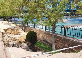 Seyhan Nehri kenarında yolda göçük meydana geldi