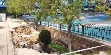 Seyhan Nehri kenarında yolda göçük meydana geldi