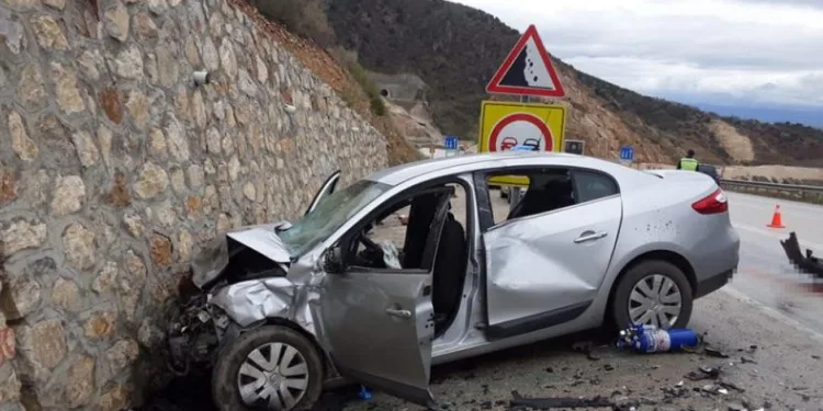 Otomobil ile hafif ticari araç çarpıştı