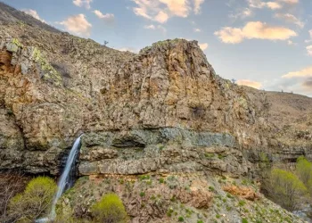 Karlar eridi, şelaleler akmaya başladı