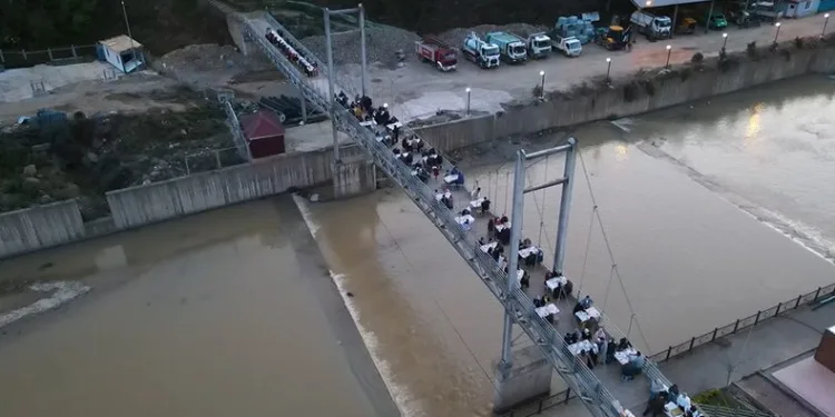 Minyatür Köprüde 500 kişi iftar yaptı