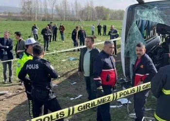 İşçi servisi devrildi, ölü ve yaralılar var