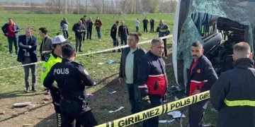 İşçi servisi devrildi, ölü ve yaralılar var