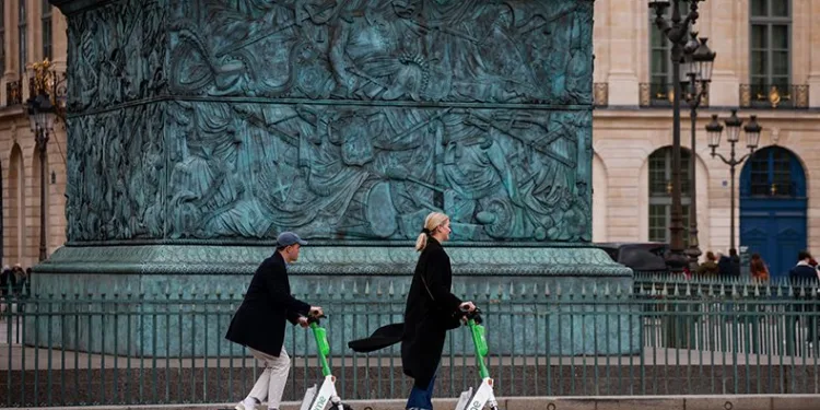 Paris’te elektrikli scooter kullanımı yasak