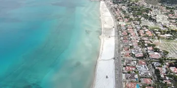 Ilıca Plajı beyaza büründü