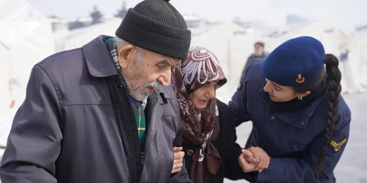Kadın Astsubaylar deprem bölgesinde
