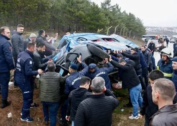 Zincirleme trafik kazası: 12’si asker 14 yaralı