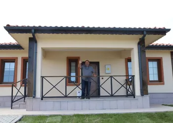 Depremzedeler akıllı köy evlerine yerleşti