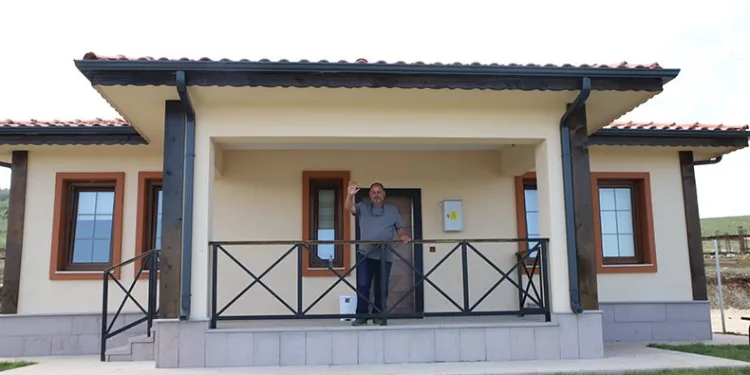 Depremzedeler akıllı köy evlerine yerleşti