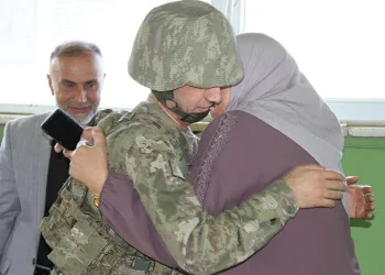 Görevde olan askere ailesinden bayram sürprizi