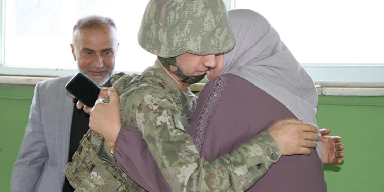 Görevde olan askere ailesinden bayram sürprizi