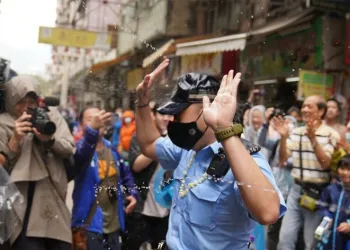 Polise su sıkanlar gözaltına alındı
