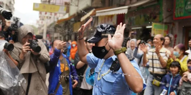 Polise su sıkanlar gözaltına alındı