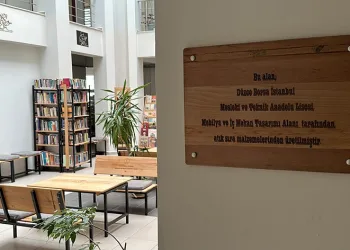 Atık malzemelerden kütüphane