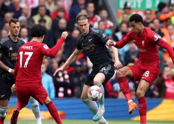 Lider Arsenal, Liverpool deplasmanında iki puan kaybetti