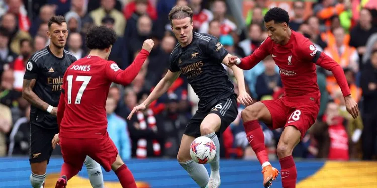 Lider Arsenal, Liverpool deplasmanında iki puan kaybetti
