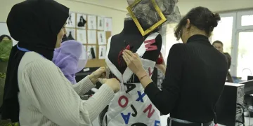 Gazete kağıtları ve atık plastikten kıyafet yapıyorlar