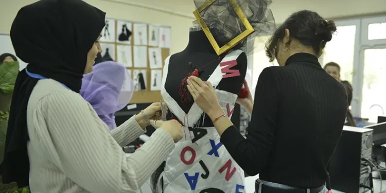 Gazete kağıtları ve atık plastikten kıyafet yapıyorlar