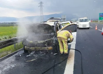 Otomobil alev topuna döndü