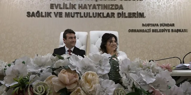 Depremzede çift, çifte bayram yaşıyor
