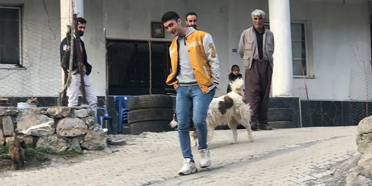 Vefalı köpek askerden dönen sahibine sarıldı