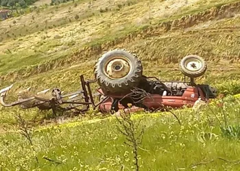Traktörünün altında kalan çiftçi vefat etti