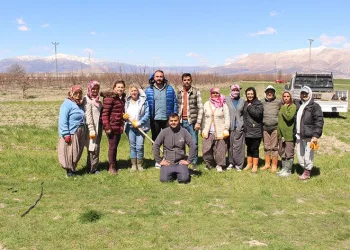 Antep fıstığı fidanları toprakla buluştu
