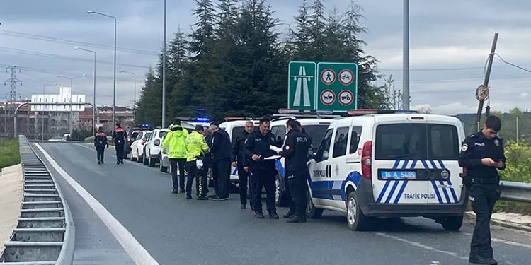 ‘Dur’ ihtarına uymayan şüpheli polise çarptı