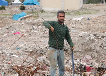 Enkazlardaki demir parçaları geçim kaynağı oldu