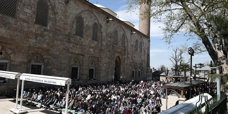Ramazan ayının son cuması, Bursa Ulucami doldu taştı