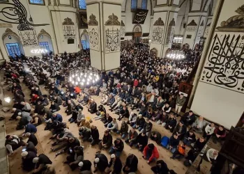 Bayram namazında on binlerce kişi Ulu Camii’ye akın etti