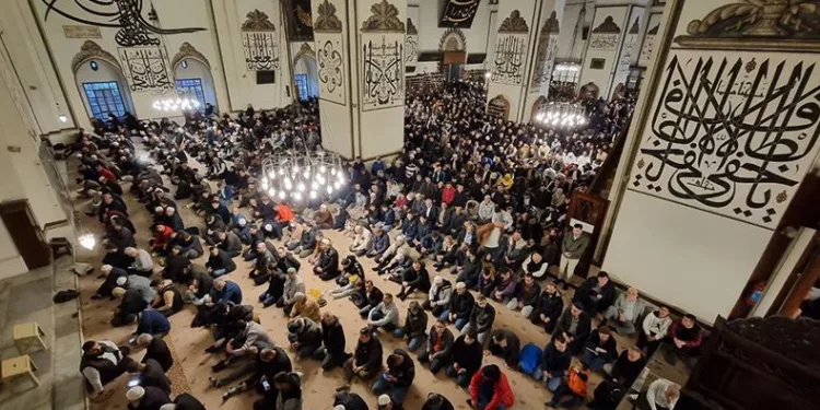 Bayram namazında on binlerce kişi Ulu Camii’ye akın etti