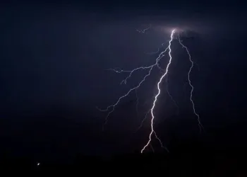 Halı sahaya yıldırım düştü