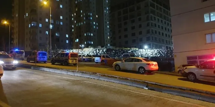Husumetlisini evinde tabancayla vurup kaçtı