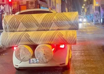 Aşırı yük taşıyan otomobil tehlike saçtı