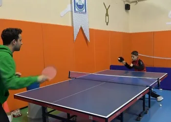 Yaşıtları oyuncaklarla oynarken, o turnuvaya hazırlanıyor