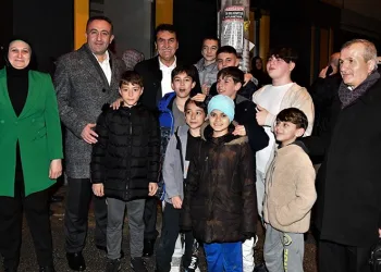 Başkan Dündar’a çocuklardan yoğun ilgi