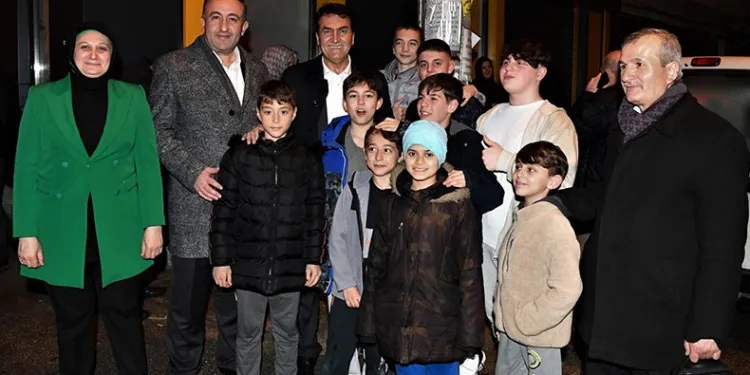 Başkan Dündar’a çocuklardan yoğun ilgi